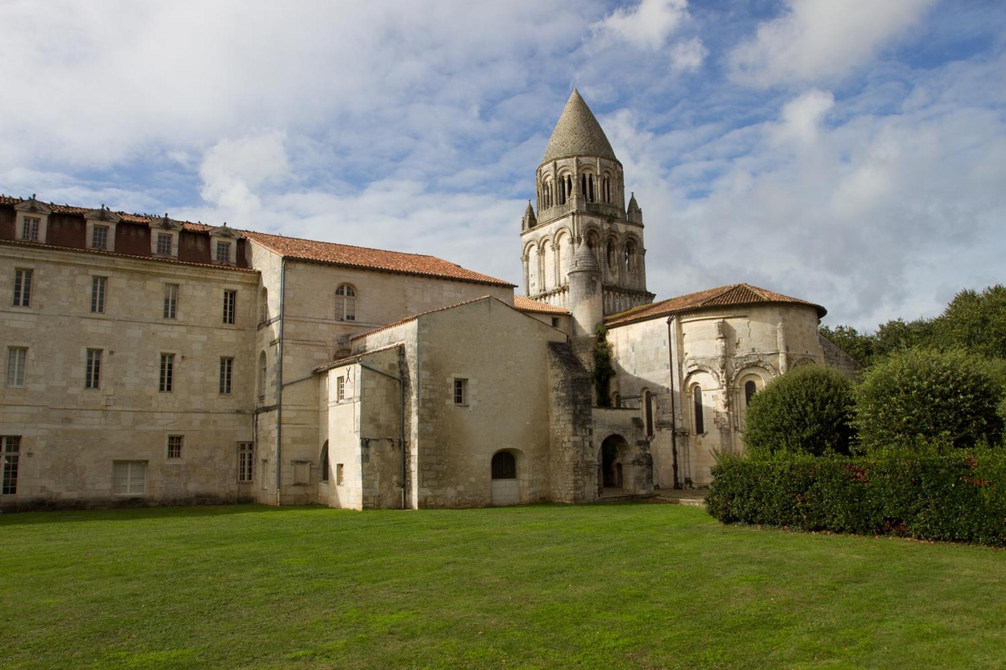 Les Chambres De L'Abbaye Saintes Luaran gambar
