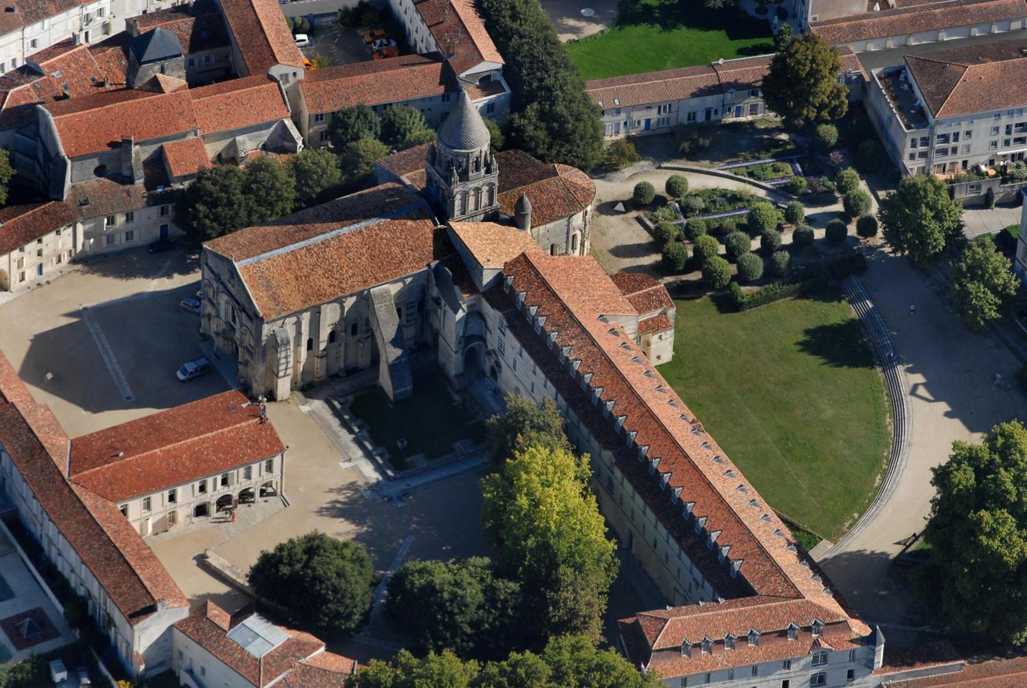 Les Chambres De L'Abbaye Saintes Luaran gambar