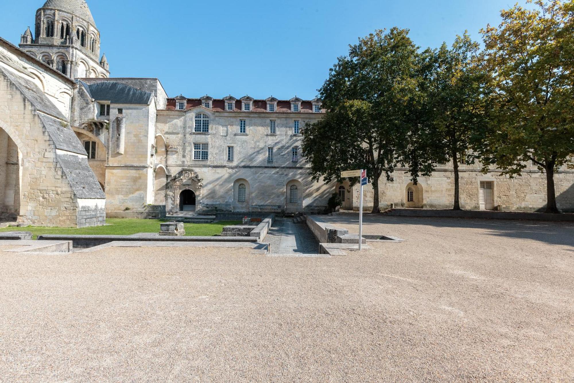 Les Chambres De L'Abbaye Saintes Luaran gambar